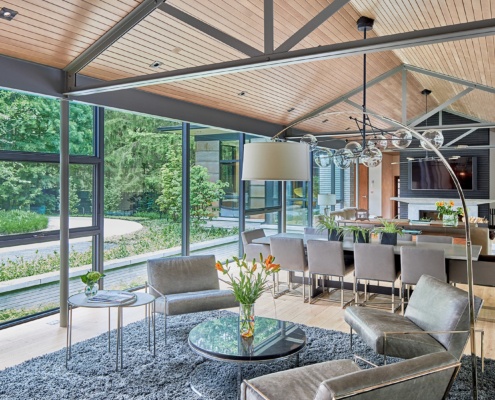 Contemporary sitting area with gabled roof, shag carpet and pot lights.