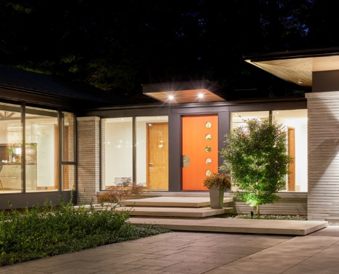 Mississauga house with wood soffit, floor to ceiling window and horizontal stone.