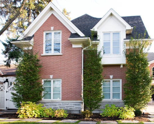 Mississauga house with stucco siding, natural stone and brick.