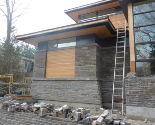 Building of sloped retaining wall for modern house.